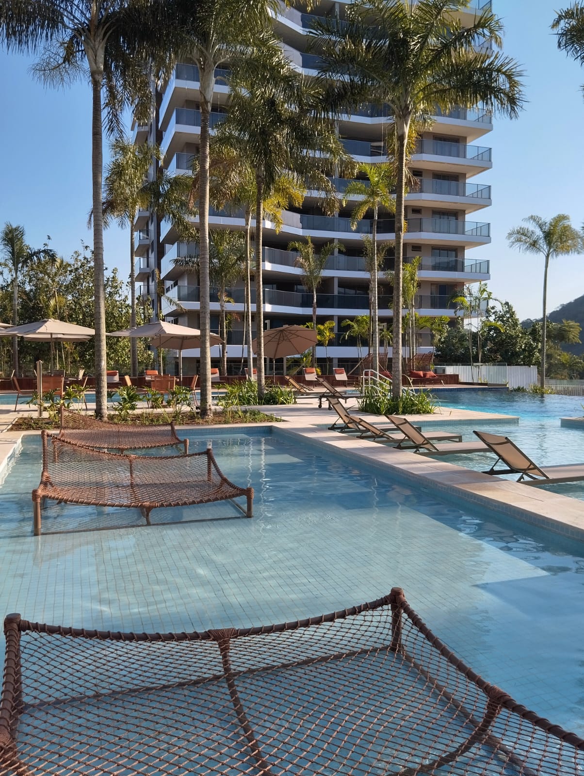 Área de piscina com redes do ORO Residences
